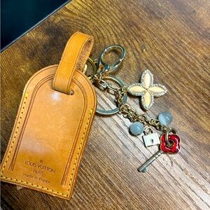 Authentic GUC Louis Vuitton Luggage Tag with unbranded keychain